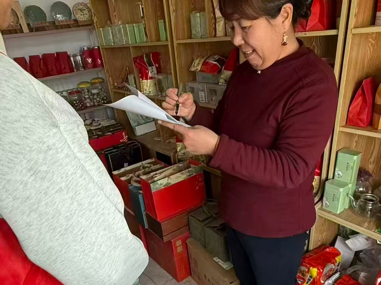 秦岭笑谈 【琉光璃彩，让非遗琉璃走进烟火日常】1月25日，曲阜师范大学工学院“琉