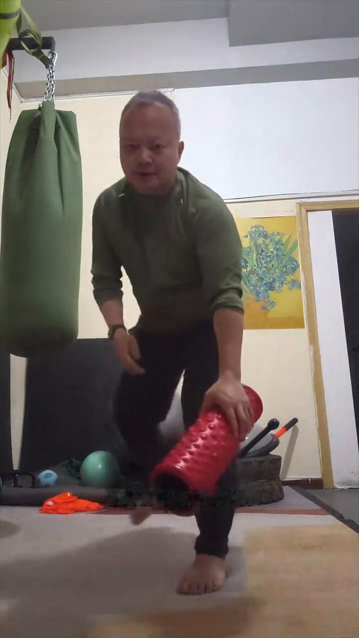 今天给大家介绍一个我觉得比较好用的健身器材，就是我现在手里面的这个叫泡沫轴，这个