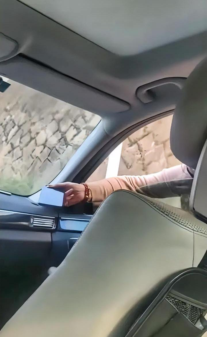 谁出门手机没电了
兜里还揣个收款码？
大妈这骗人技术也太落后了
网友在路上遇到行