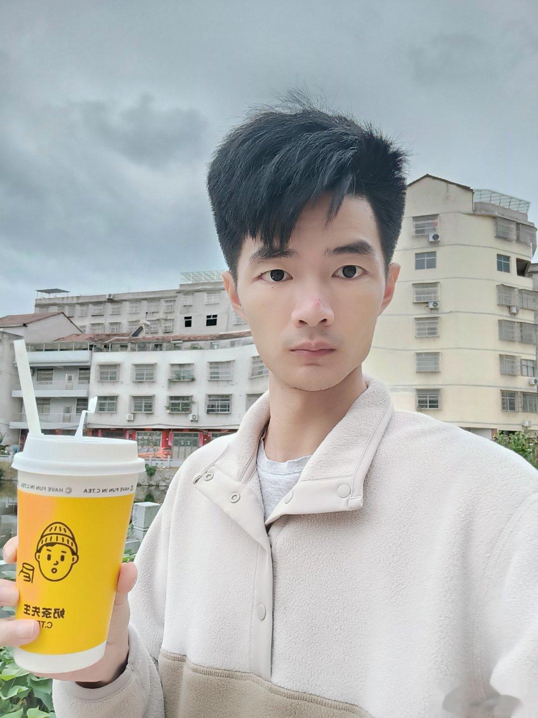 #周五周五轻松为主#周五让我放轻松的方式，我觉得是喝奶茶，喝甜的就会让人开心和放