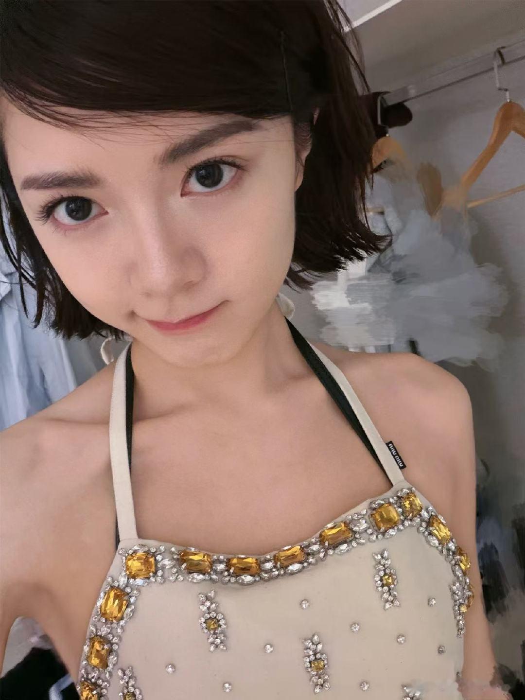 赵今麦赵今麦撇嘴自拍赵今麦斜刘海短发自拍快看这个MiuMIu公主有多萌吧 