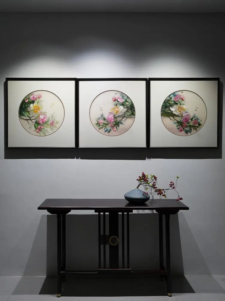 丝缕绣三帧国色，三联牡丹纳荣华 柔丝织三帧牡丹芳华，走线分瓣影雍柔、翠...