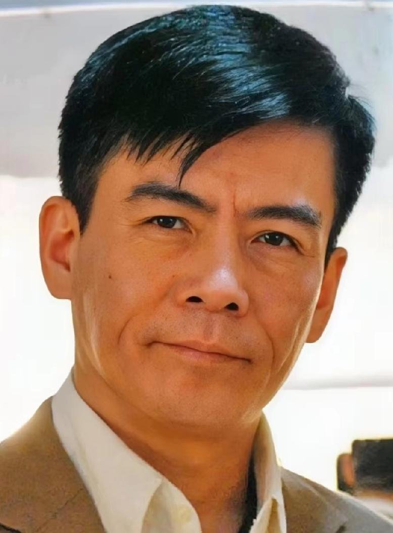 他演了近百部剧，却连热搜都没上过几次。

最近重看《黑冰》，发现杨春和杨秋是同一