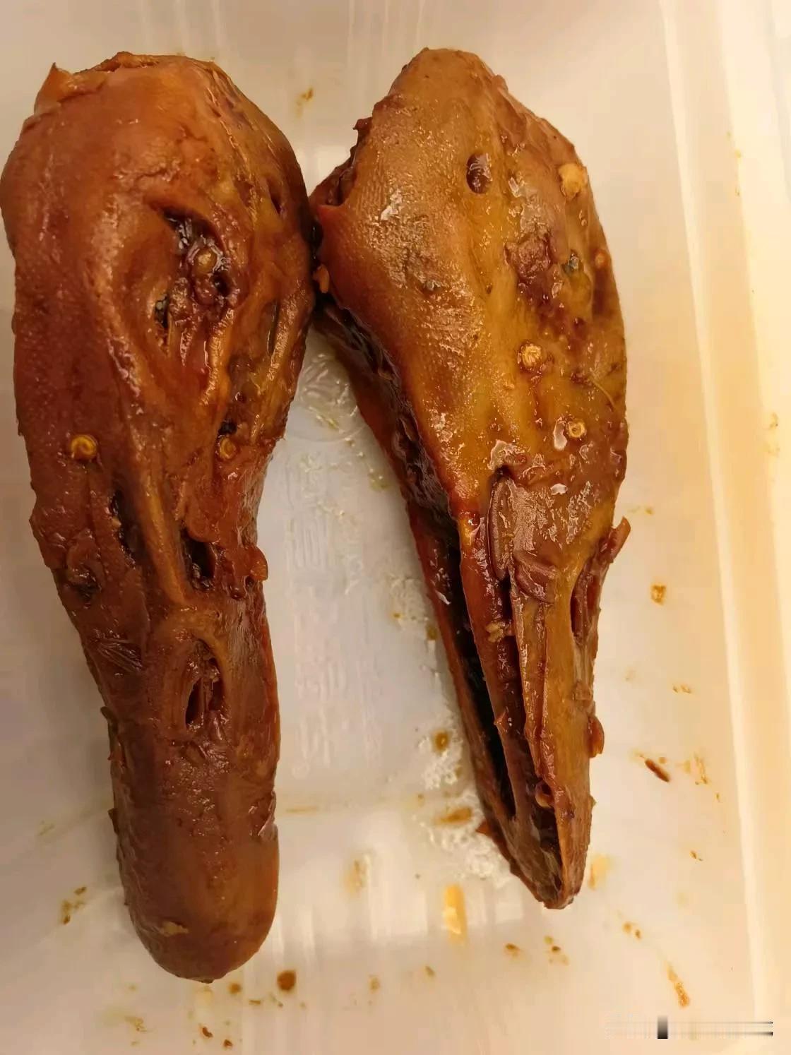 冬至吃饺子，猪肉韭菜馅蒸饺味道不错哟！再配上点儿鸭货，也不能说不是美味！[捂脸]