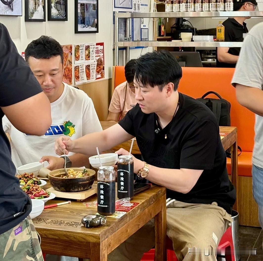 39岁的曹云金跟朋友也只是在小餐馆里面吃饭，很接地气，没有成群结队的保安跟着，没