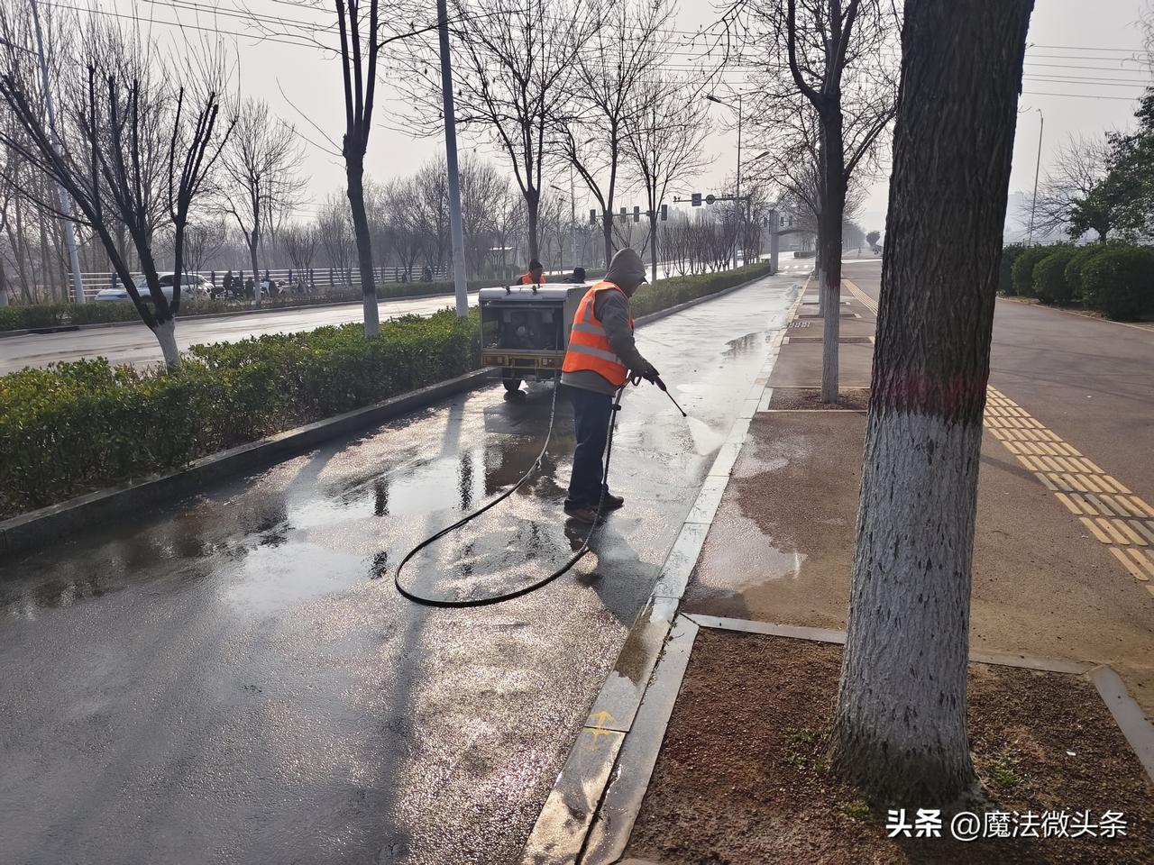 今天在路上看到工人清洗路面，那认真劲儿真让人感动。想起春节时惠东的环卫工人们，为