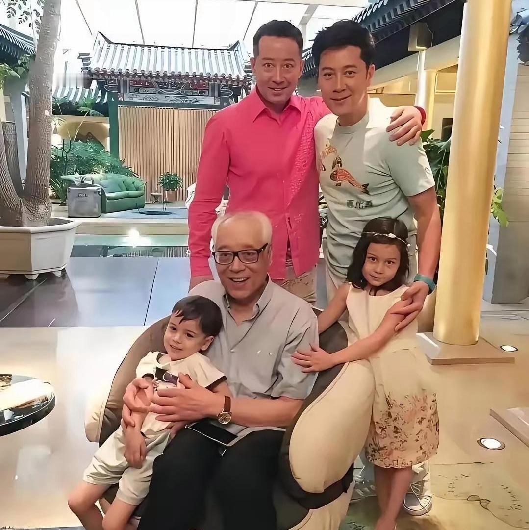 蔡国庆的处事方式，真的太有智慧了！
 
弟弟落魄负债，他没有直接给钱接济，而是开