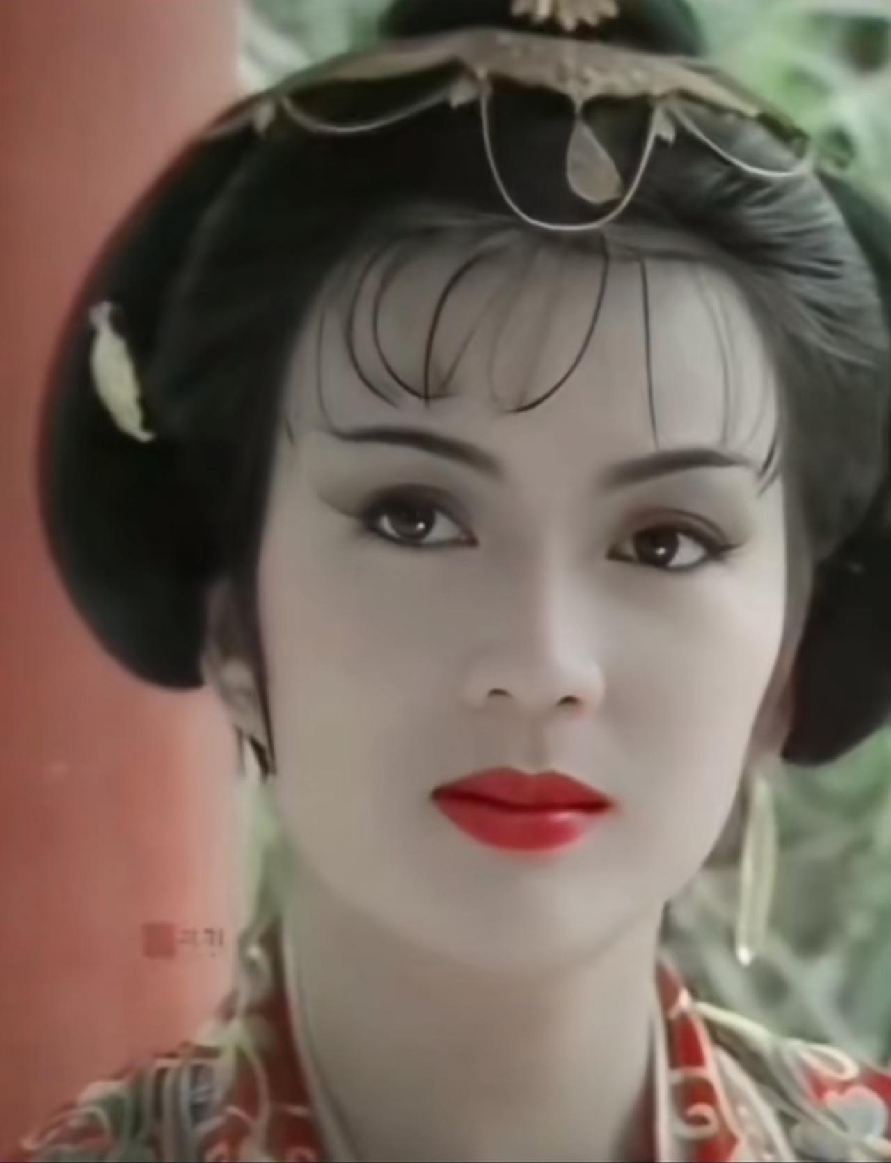 昙花一现的明星冯宝宝，她曾经可是大明星，当年那叫一个风光无限。她在演艺事业上取得