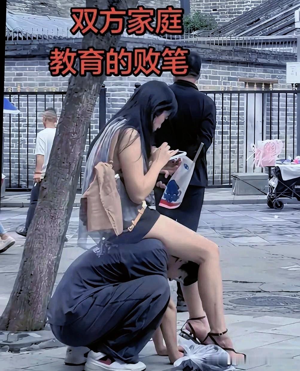 这对情侣在西安古城墙下摆出这样的姿势，太丢人了
在西安古城墙下，有人拍到了这样的