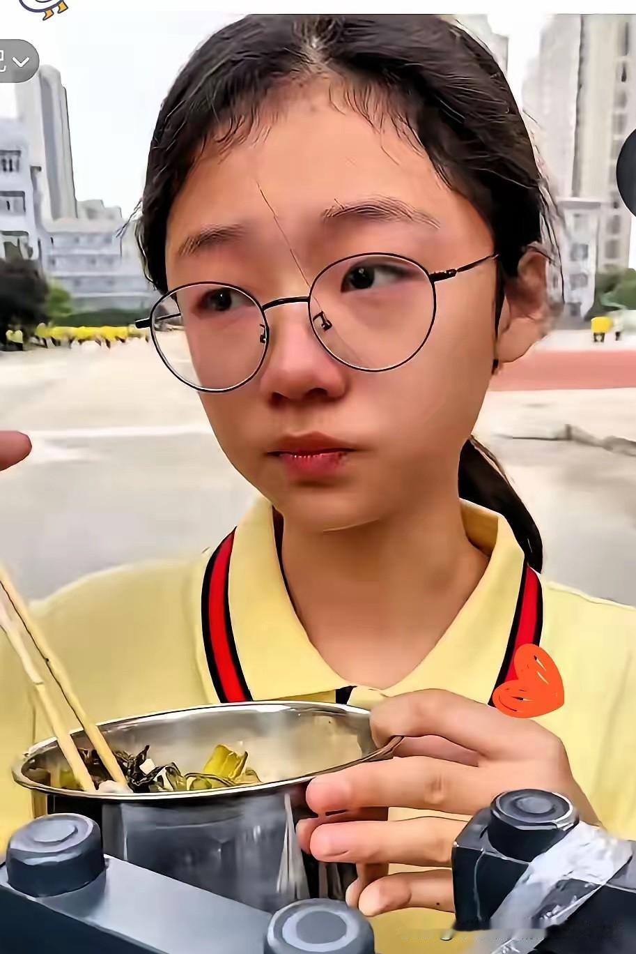 江苏盐城，一个13岁的女孩，身高一米七三，坐在教室最后一排。
午饭时间，同学都去