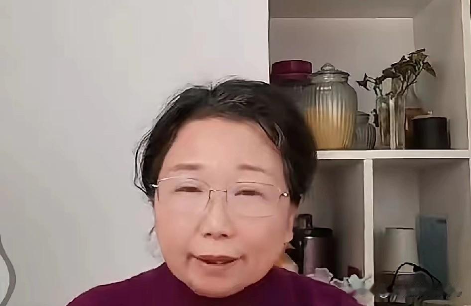 现在杜大娘直播间里冷冷清清，她自说自话，那场面，要多没趣有多没趣，最终只能匆匆下