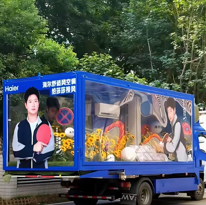 街头惊现莎莎专属痛车，颜值直接出圈！整车铺满莎莎海报，搭配向日葵元素，在路上格外