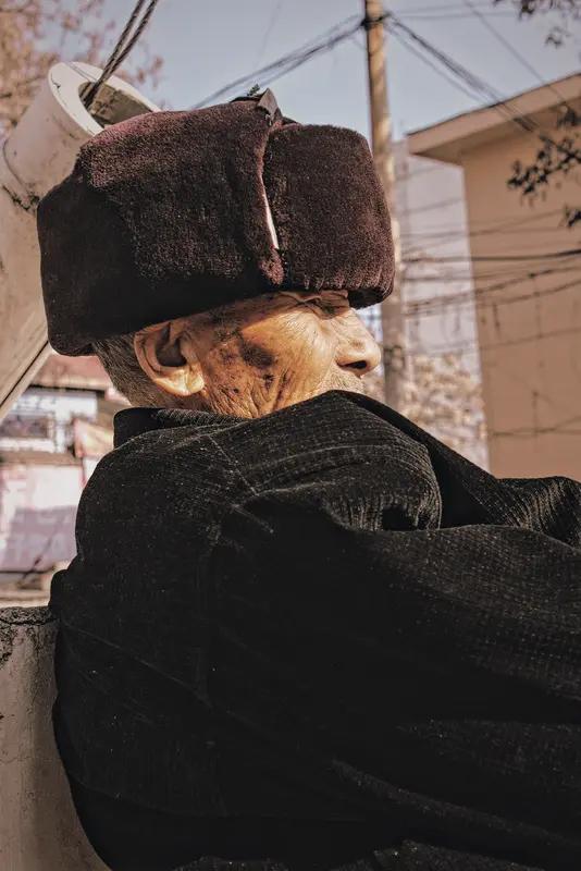 八旬老人儿子3年前去世被海葬却毫不知情，老人将儿媳、孙女告上法庭索赔50万，最后