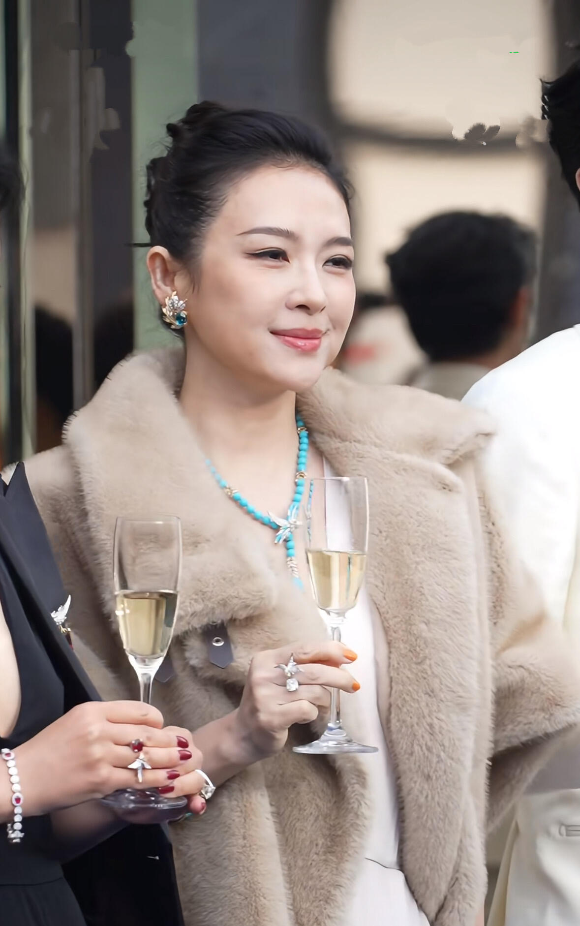 怀念章子怡曾经的电影脸，以前的颜值多高级，现在的辨识度越来越弱了。 