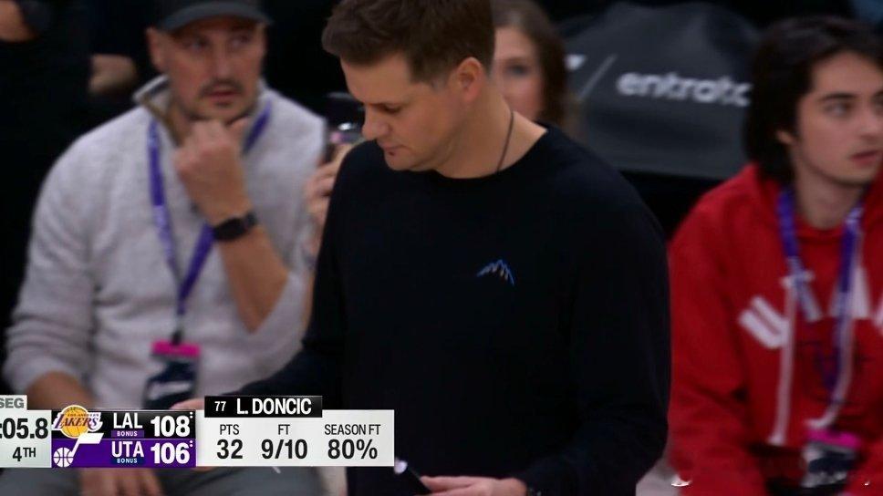 马卡连续追分！最后5秒，爵士落后湖人2分。爵士球权。 