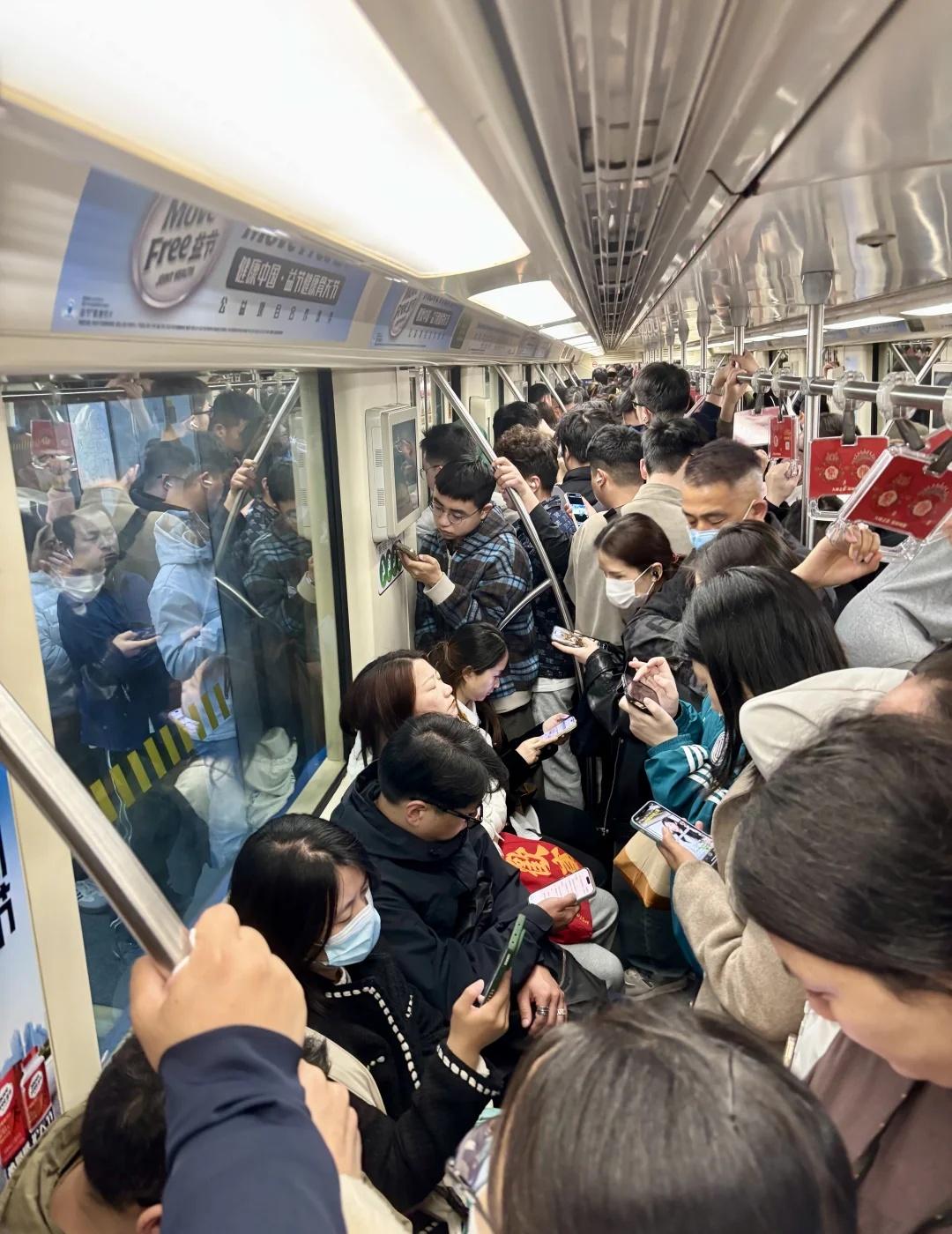 真没人说说上海地铁八号线的拥挤程度吗
7.59am联航路[可怜]6节车组
上车变