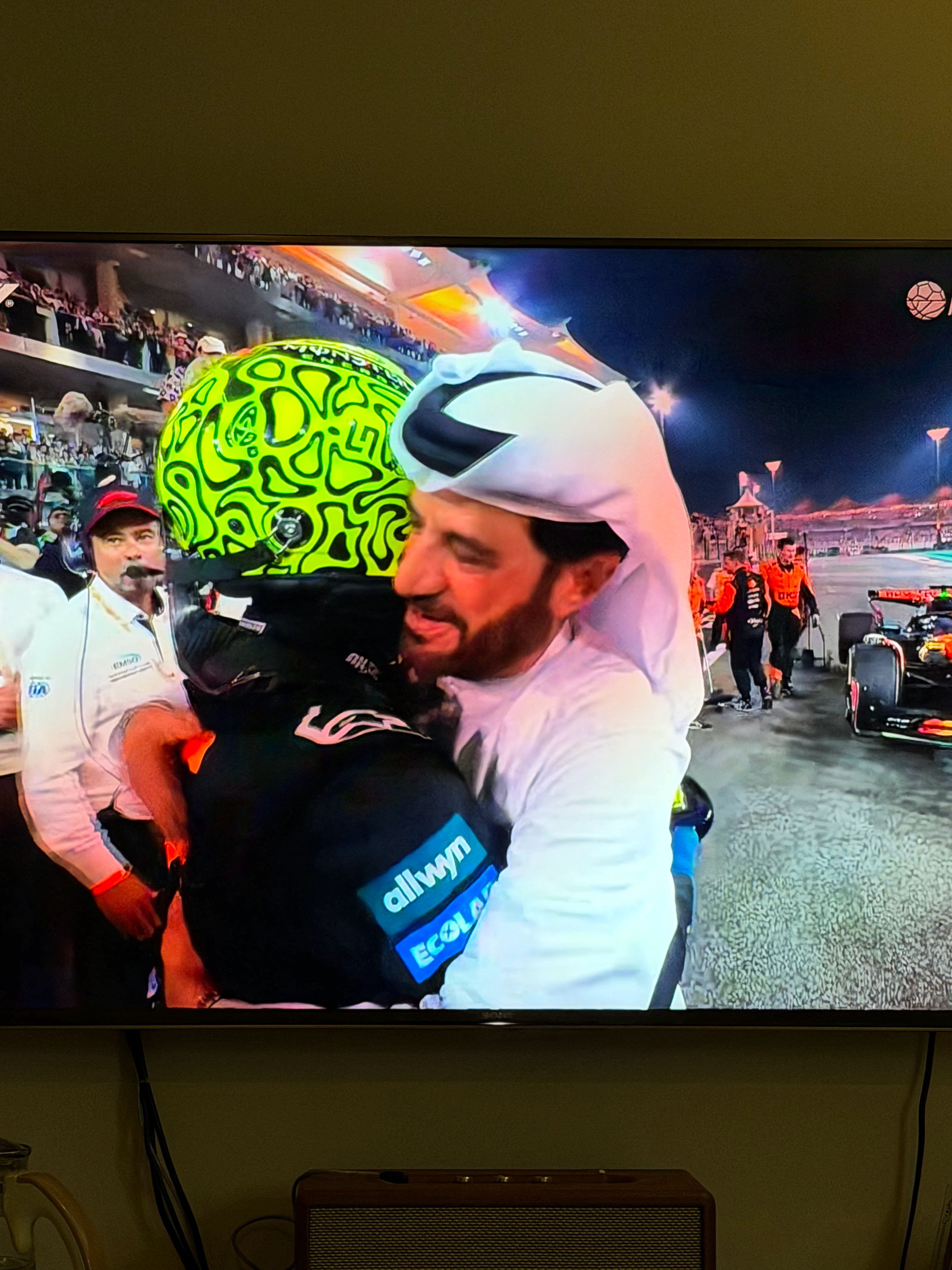 恭喜诺里斯！首个世界冠军 恭喜维斯塔潘，分站冠军 天津