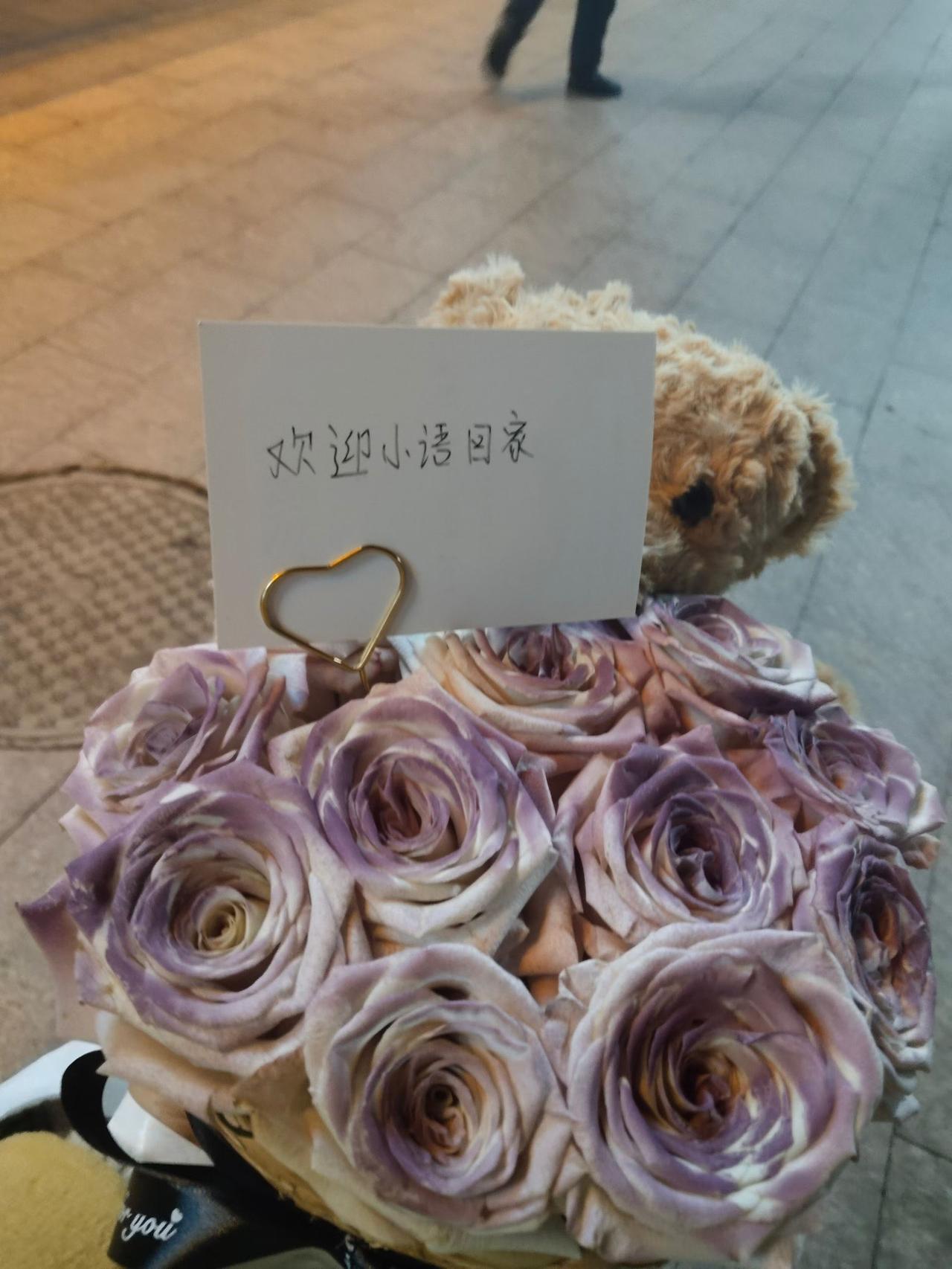 哎哟喂，刚在朋友圈刷到个视频，差点把我手机扔了——人家孩子回家过年，爹妈竟然举着