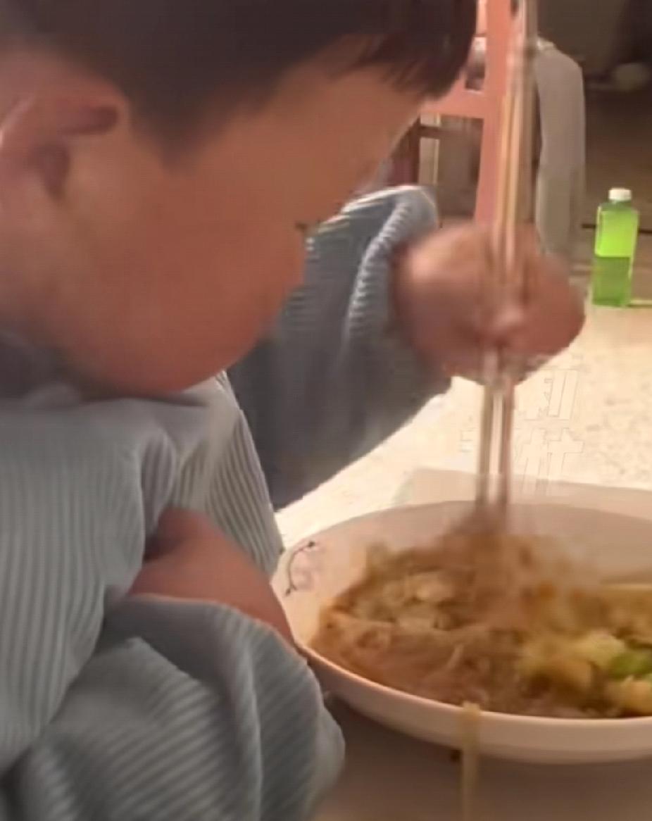 心酸！妈妈打工一年回老家第一顿饭，4岁孩子将碗里的肉全部夹给妈妈，然后把自己碗挪