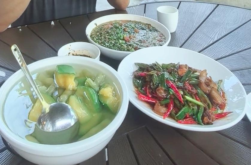白颜色的包谷饭、素瓜豆、青菜烩小饭豆、爆炒三线肉，出远门在外，能吃到盘县老家的家