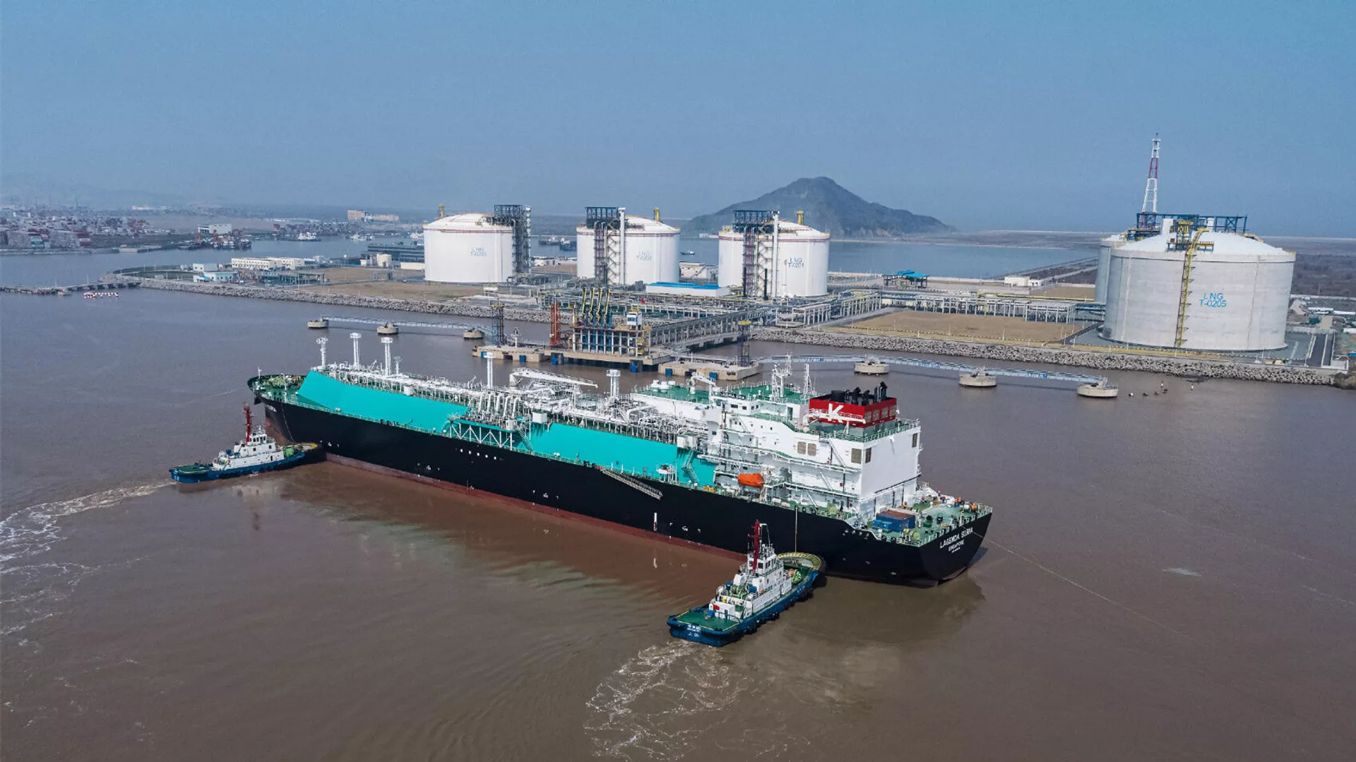 据彭博社报道，受中东局势升级影响，自上周五以来，从中东向中国运输石油的油轮临时运