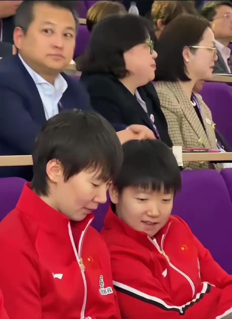 “海产姐妹”俩的悄悄话

曼昱：莎莎，我真是太感谢你了！
莎：为啥呀？

曼昱：