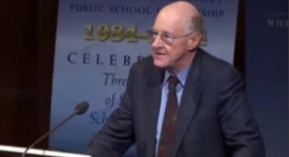 美国专家严厉发问：“究竟要用什么办法，才能击败中国？”而哈佛大学教授查普曼的答案