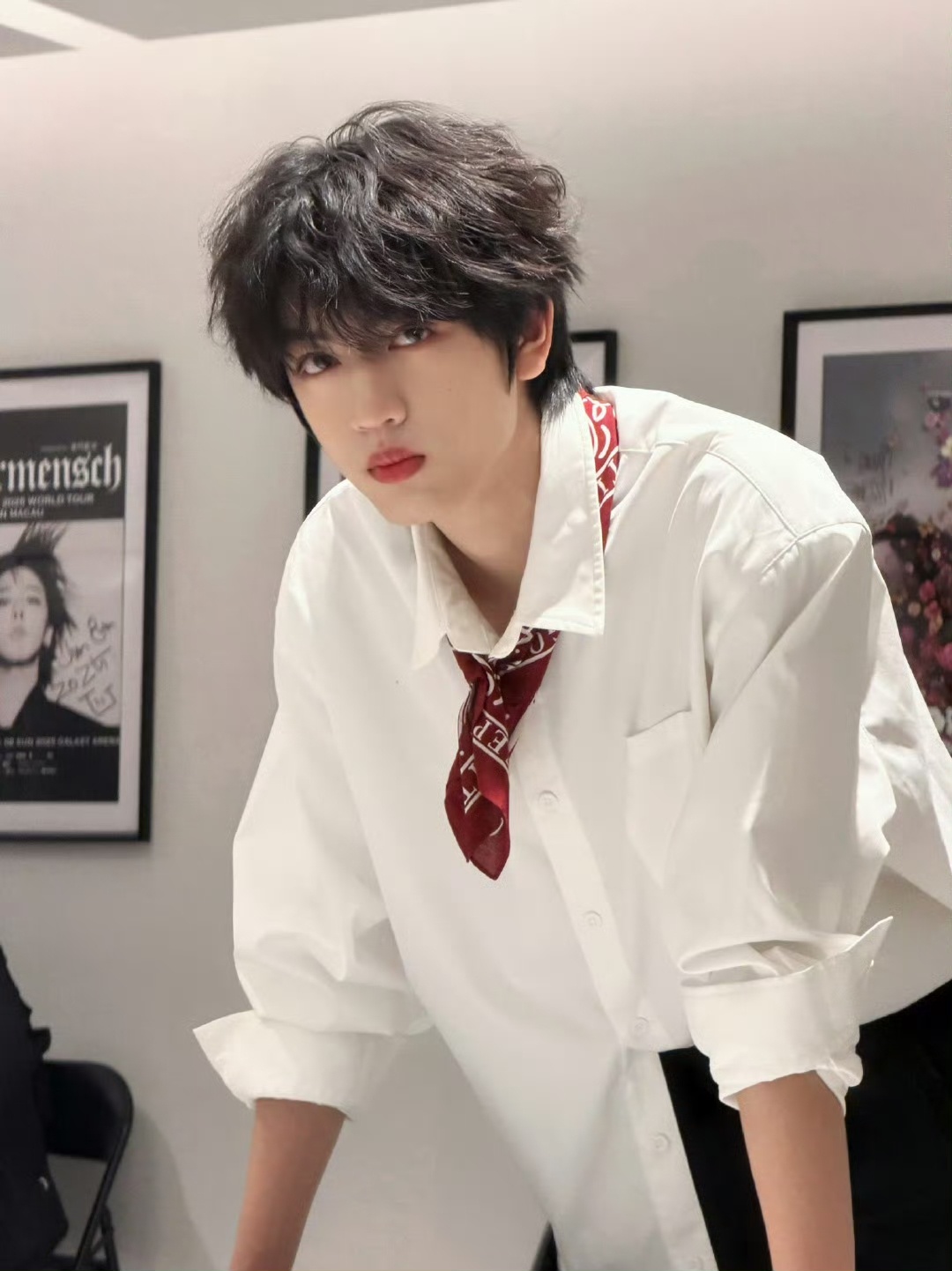 感觉此男再长几年 这张脸权威得可怕张桂源卷毛白衬衫