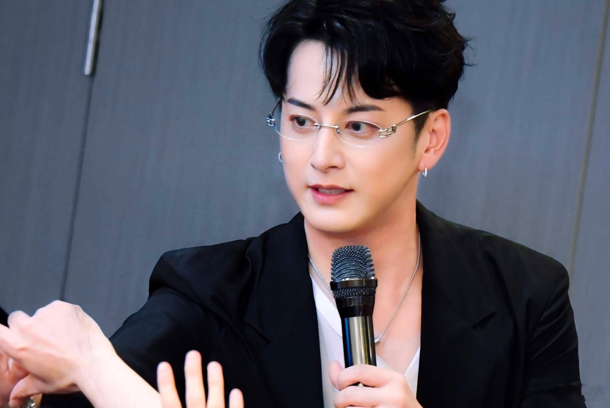 石黑英雄石黑新图预览石黑动态 眼镜男🤓【石黑桑ins更新】 