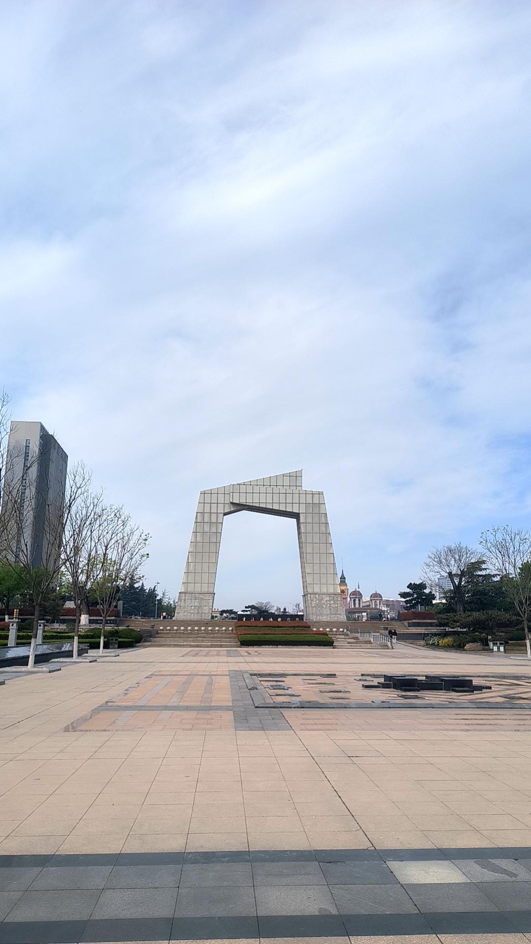 教师的欣赏标准：规范的就是好的。

上临沂去看牡丹，在书法广场转了转，先认真地看