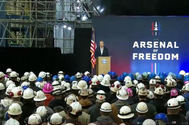 在弗吉尼亚州纽波特纽斯造船厂，彼得·赫格塞思——这位有着“战争部长”称号的国防头