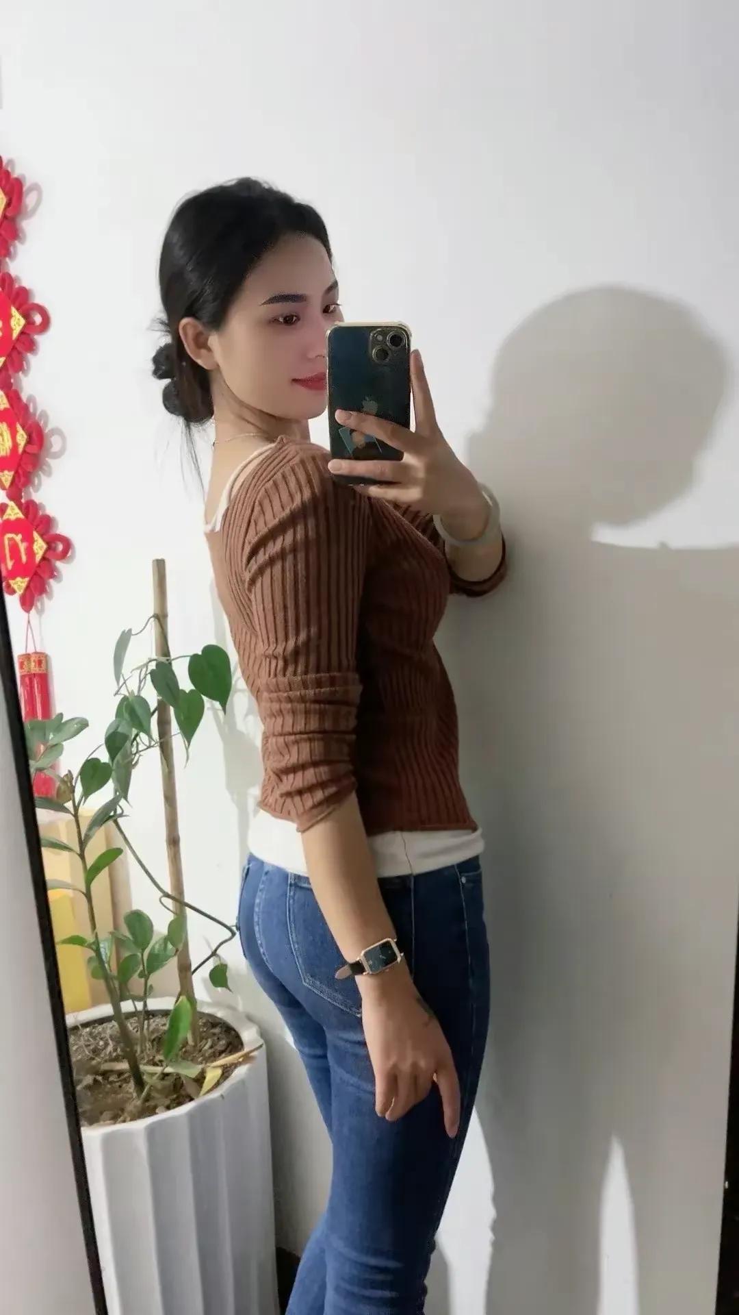 牛仔裤美丽女人，优雅有气质，知性美