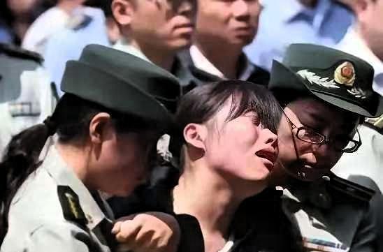陕西西安，一女子和丈夫离婚后，狠心抛下6岁的儿子离开了，此后十几年里，她从未探望