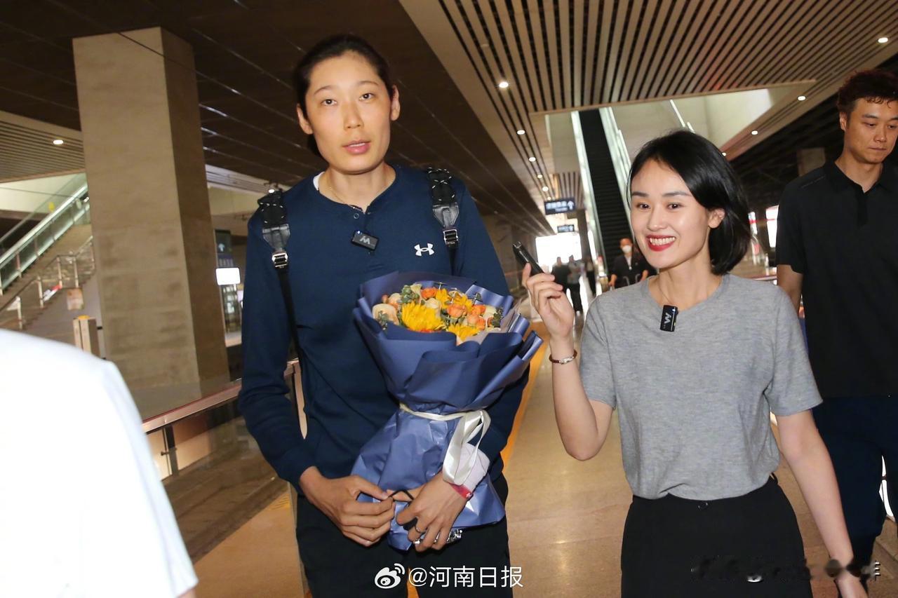 朱婷短暂返乡！依然爱你如旧！
据河南日报报道：5月10日下午，河南女排国手朱婷乘