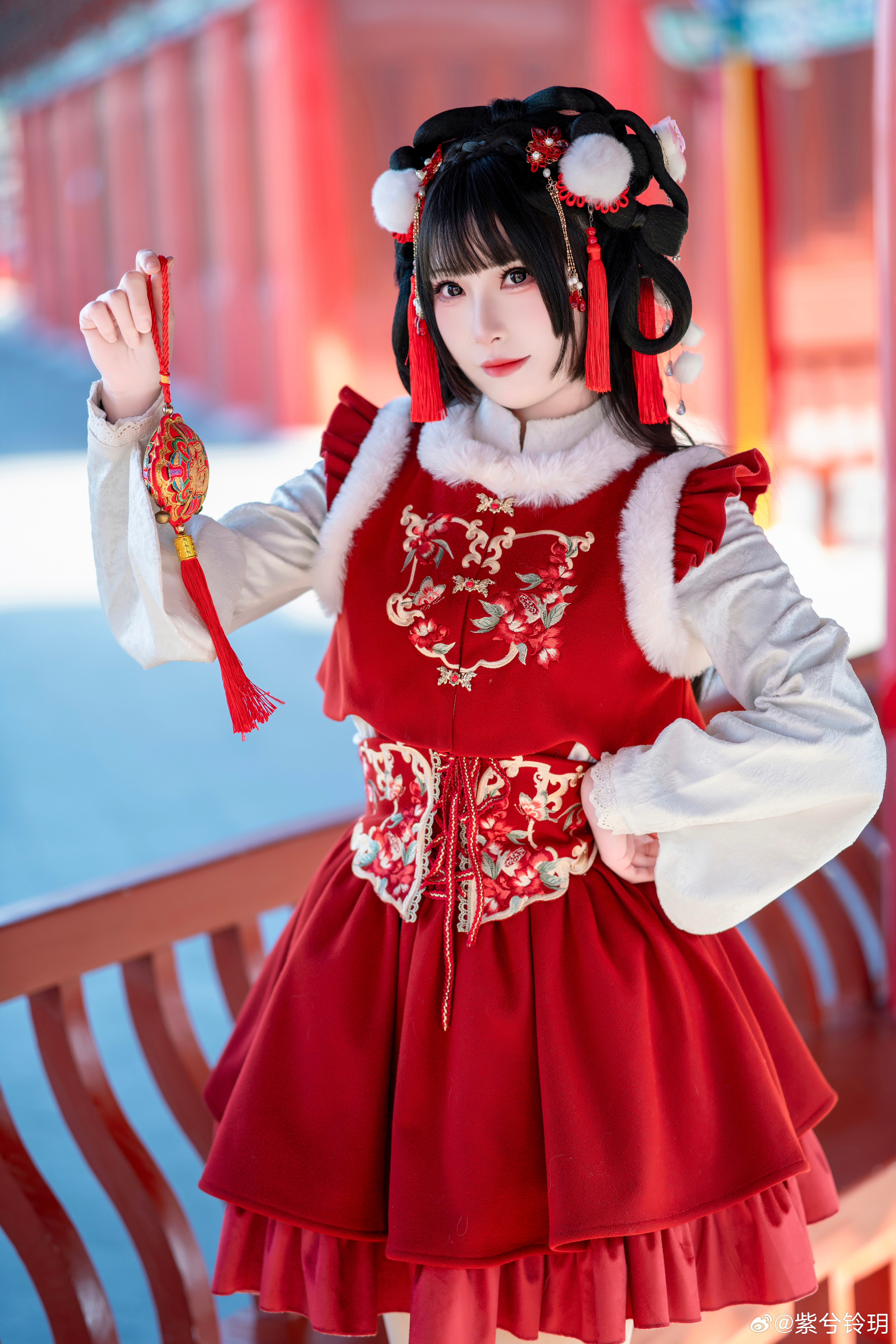 袭红裳，如岁初愿。愿新年烟火，照人间长欢；愿心之所念，皆此刻圆满。✨ ——如愿新