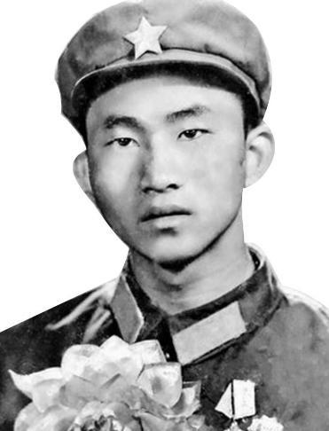 1979年，对越战争，一炊事员送饭途中，看到越军营地，然而他却大摇大摆的走了进去