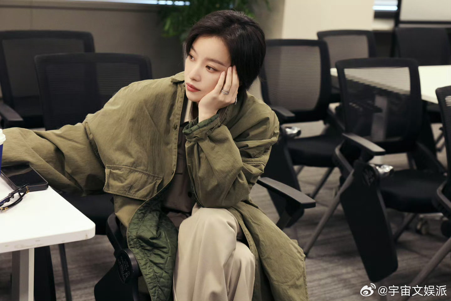 倪妮扫楼生图倪妮扫楼现场倪妮扫楼生图状态绝了！利落短发配简约工装，温柔又干练，和