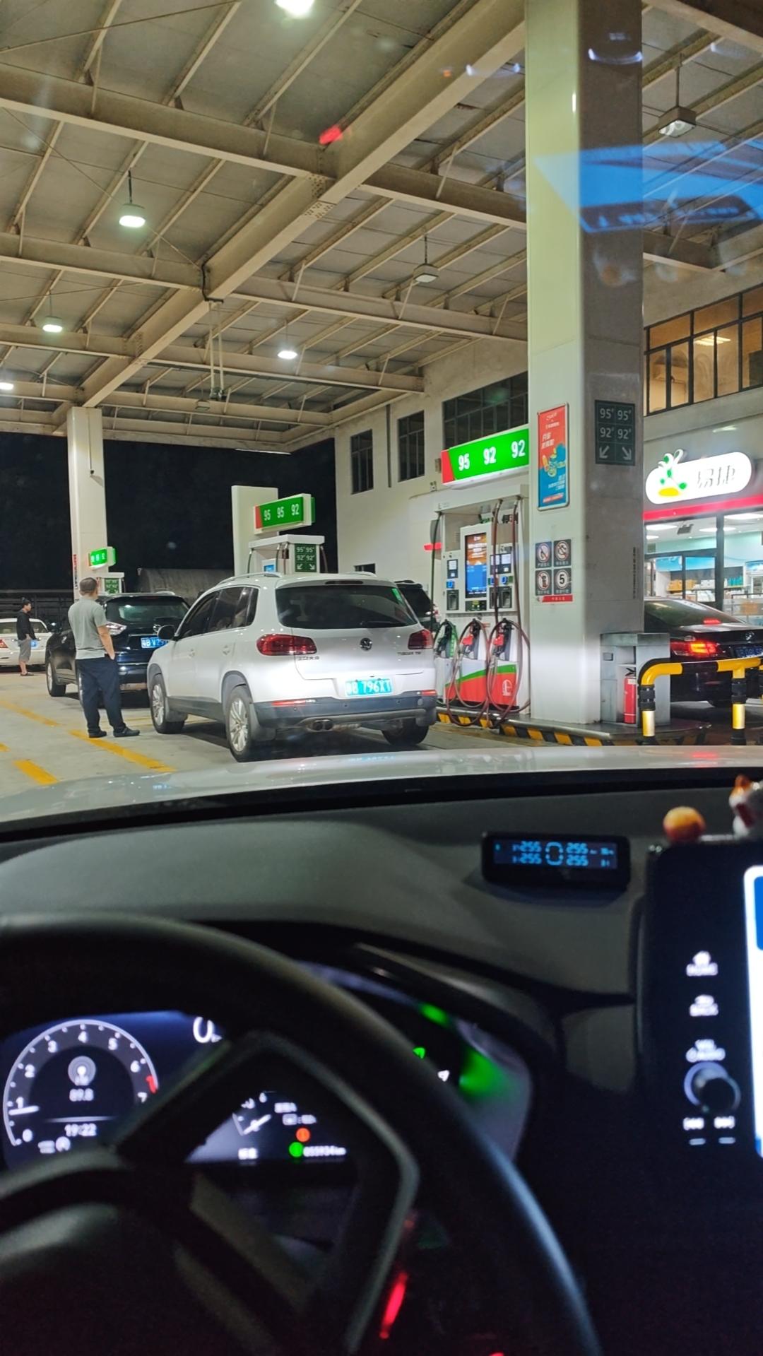 电车100公里电耗15-20度电区间，就按照18度电来算， 充电1元一度， 10