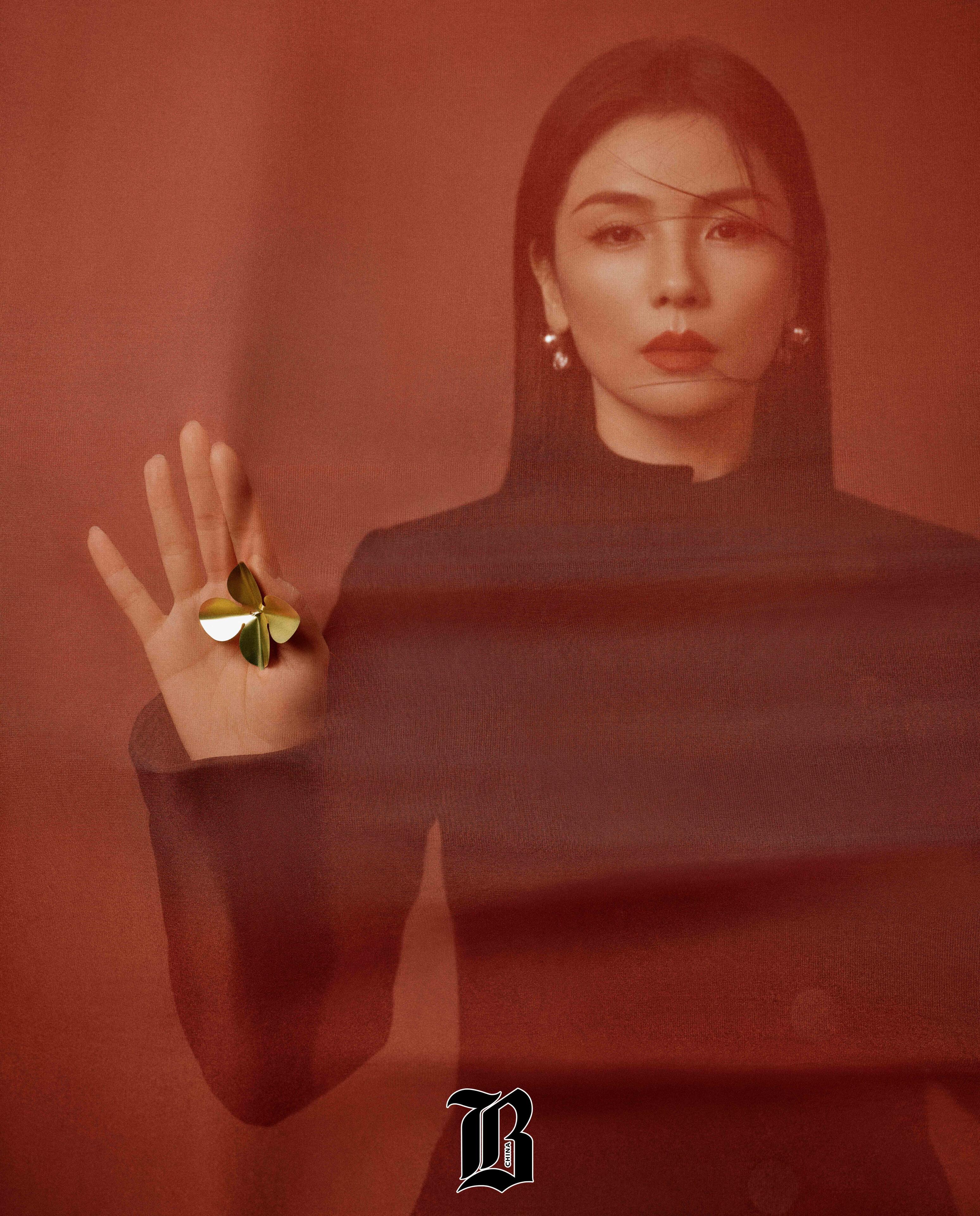 刘涛黑白泼墨逸韵大片于《Barbes 中文版》特刊封面，刘涛以刚柔并济之姿演绎东