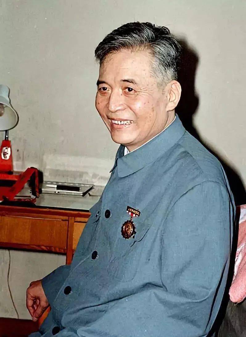 飞扬军事 40年前的今天，1986年7月29日，“两弹元勋”邓稼先逝世。30年前