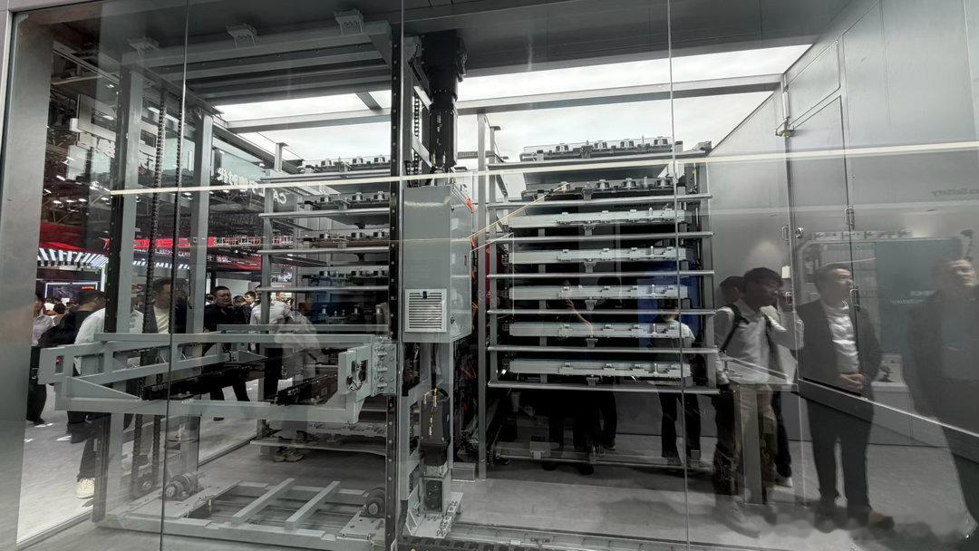 宁德时代也把换电站放到了车展现场，而且能看得出来是一个专门为车展准备的超大号展具