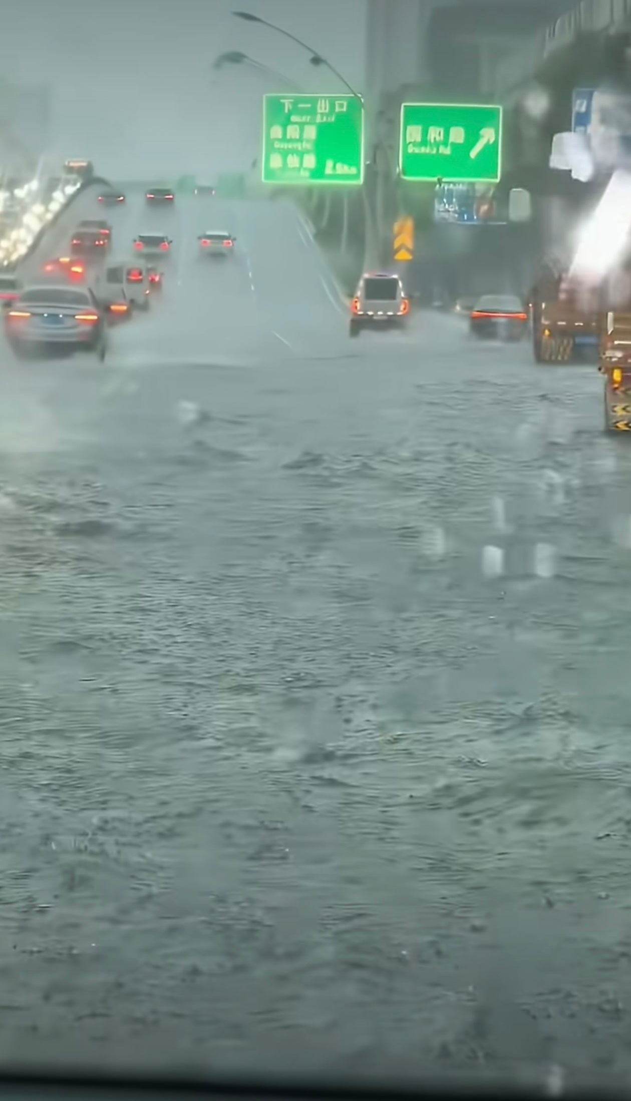 台风天上海打工人等通知 狂风暴雨都下成这样了有条件的企业单位还是让打工人都在家办