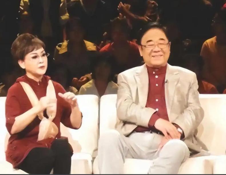 1968年，24岁的李谷一嫁给金铁霖，一直无法生育，两人离婚了，金铁霖后来另娶他