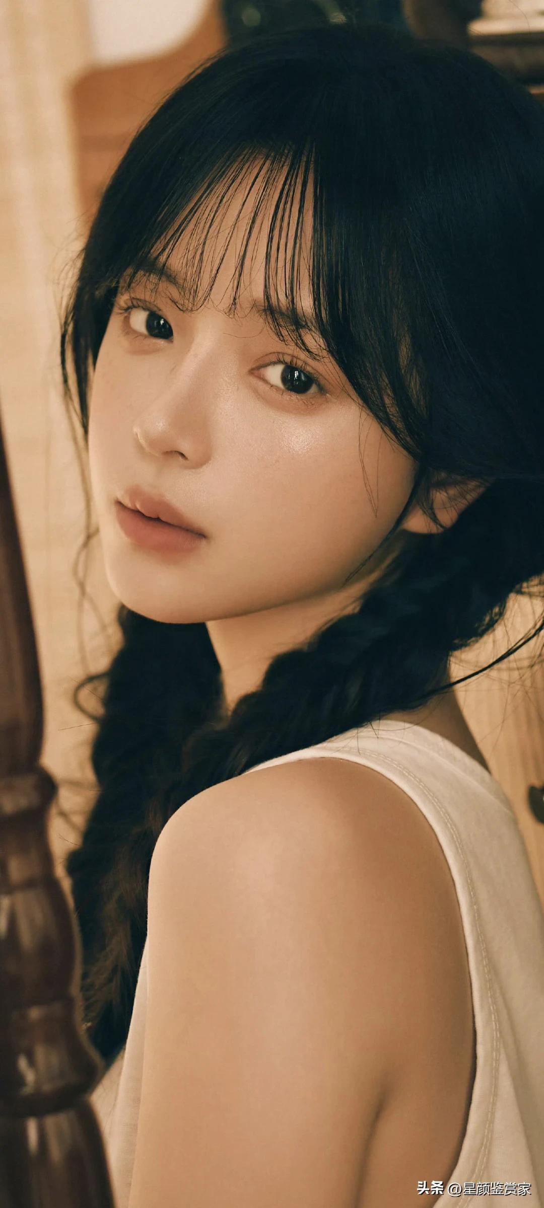 短剧演员赵慕颜写真壁纸～像从复古胶片里走出来的少女，每一帧都好有故事感！