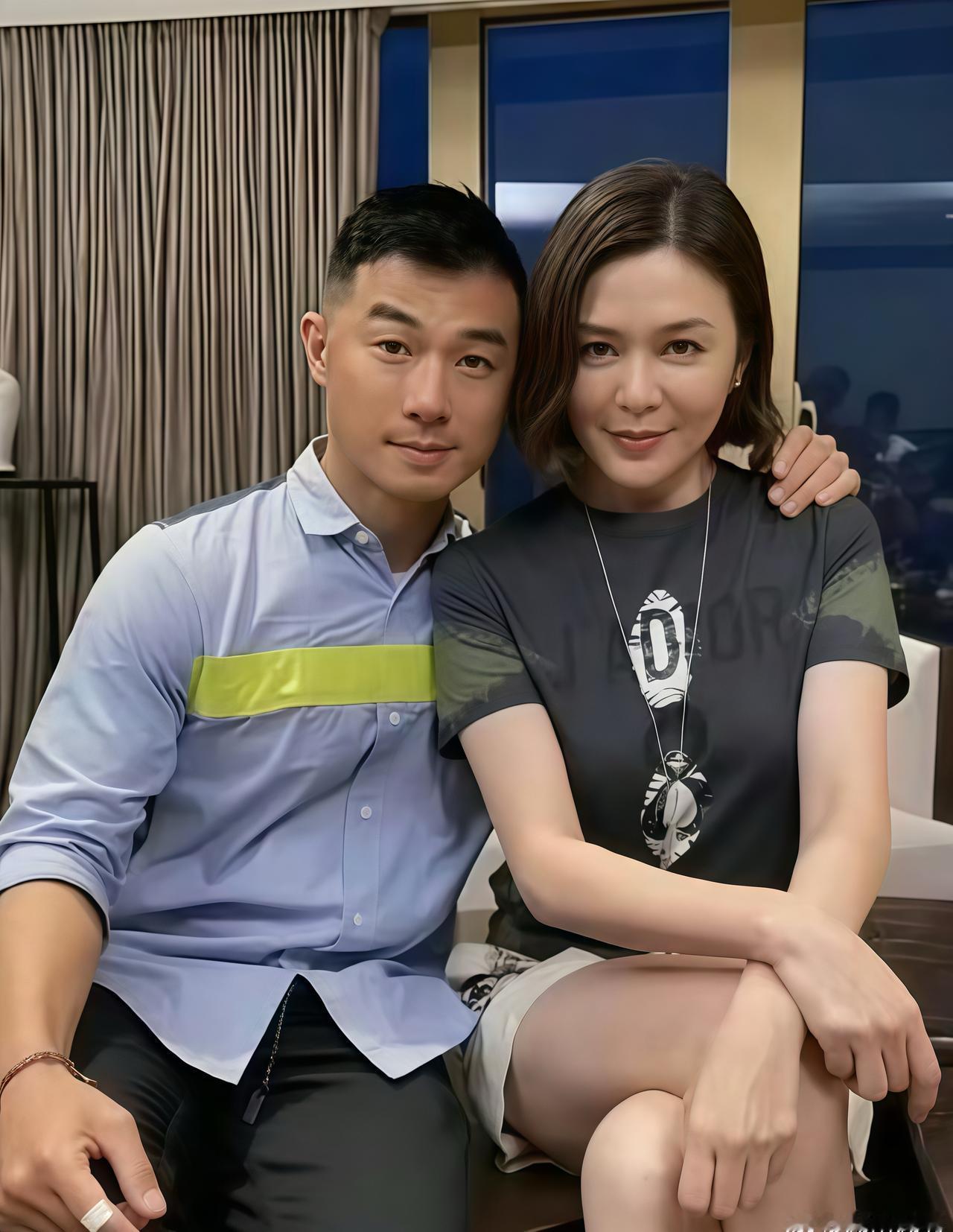 关之琳模特新男友才27岁相差太多了，虽然已成事实，还是祝福女神未来幸福美满[手指