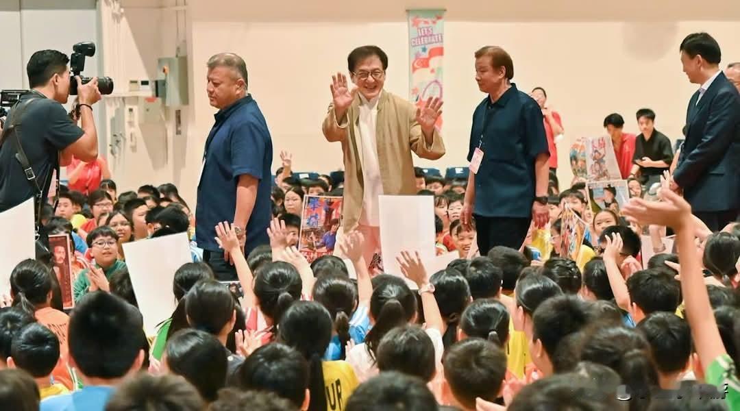 国际武打巨星成龙今早（7日）现身新加坡大巴窑的公立培群学校（Pei Chun P