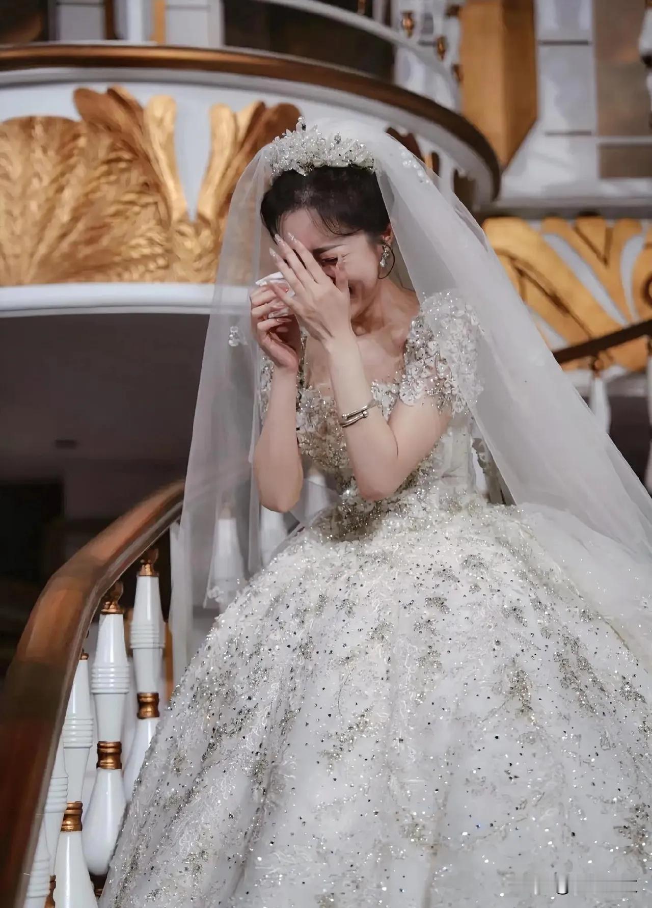 有个小同事要结婚了。
婆家主动拿出8万8的彩礼，本是满心诚意的体面，可姑娘却执意