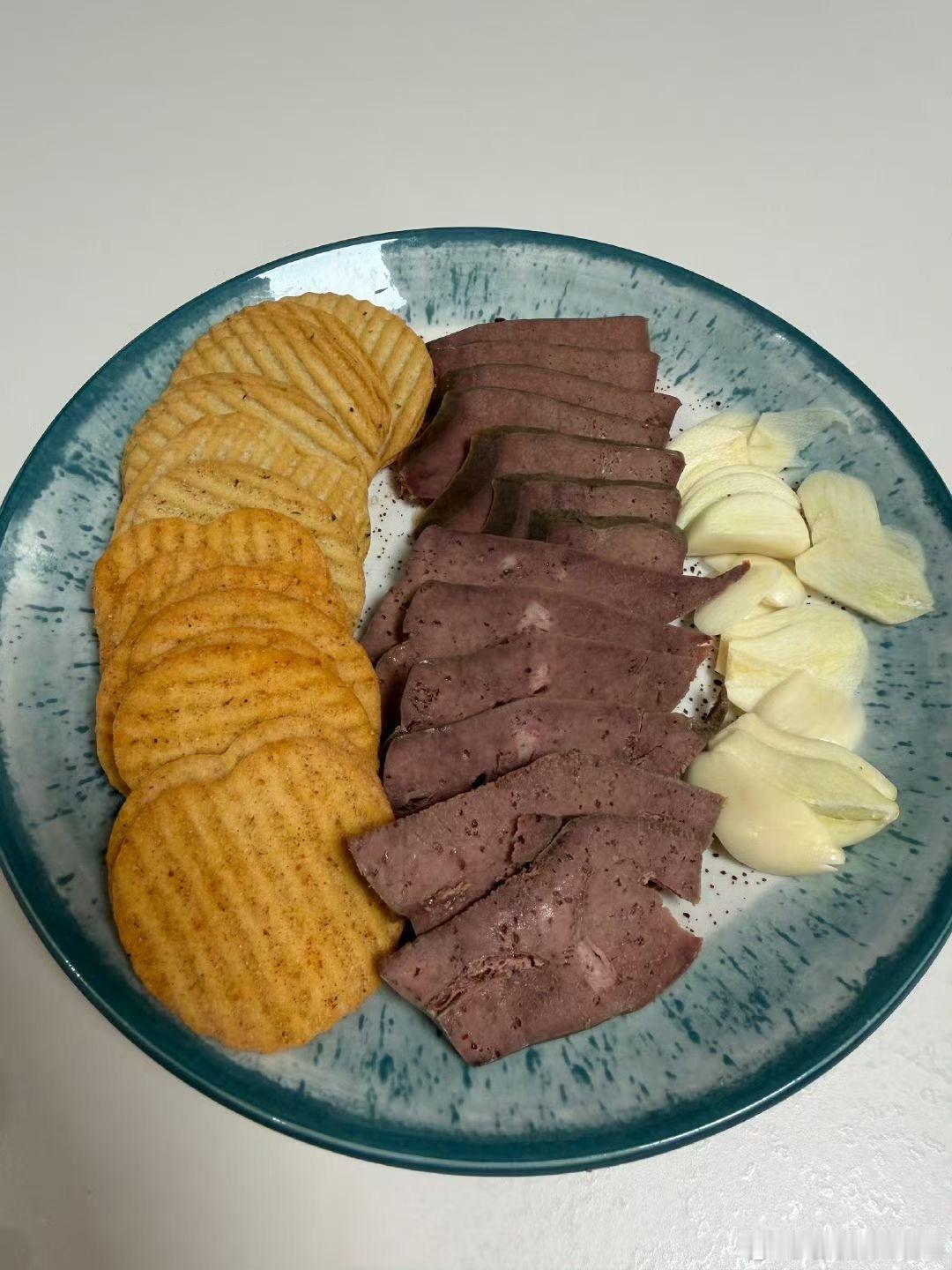 因为最近减肥在控制饮食，朋友跟我说可以邪修了一把“肝脆薯了蒜了”，才知道猪肝是妥