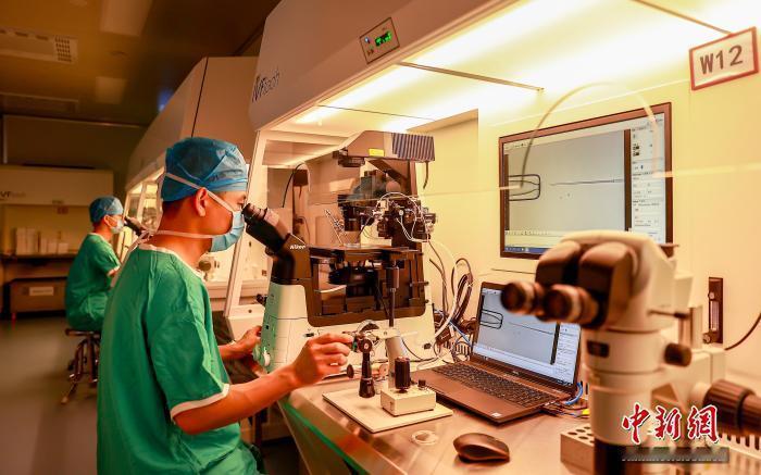 一出生就15岁 湖南“最老”冻胚试管婴儿健康状况良好！！！！！

2025年11