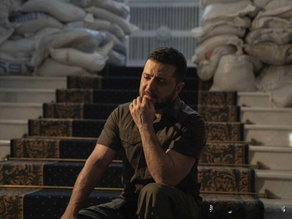 #俄乌冲突# 
躲在基辅地堡内的泽圣表示，
乌克兰需要7000亿至8000亿美元